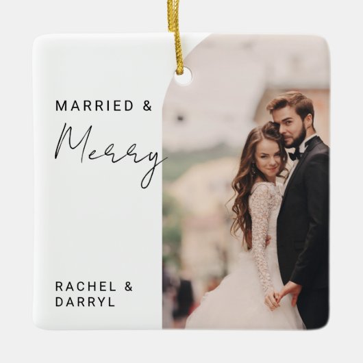 Married and Merry Photo Minimal Script Elegant Keramisch Ornament (Voorkant)