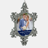 Married and Merry Wedding Blue Tin Sneeuwvlok Ornament (Links)