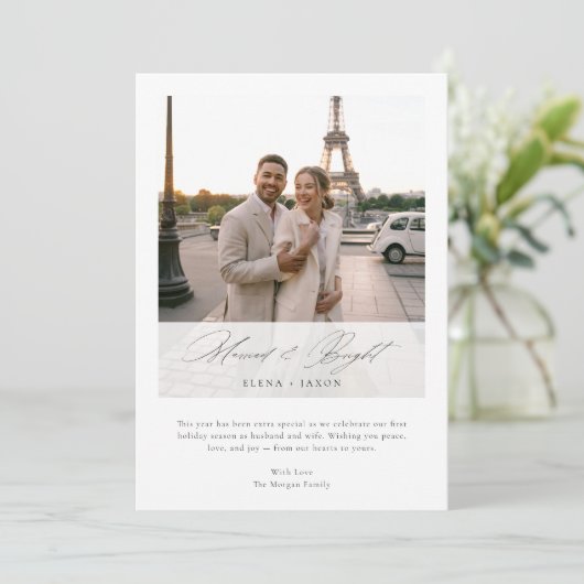 Married & Bright Elegant Script Newlywed Photo Feestdagenkaart (Staand voorkant)