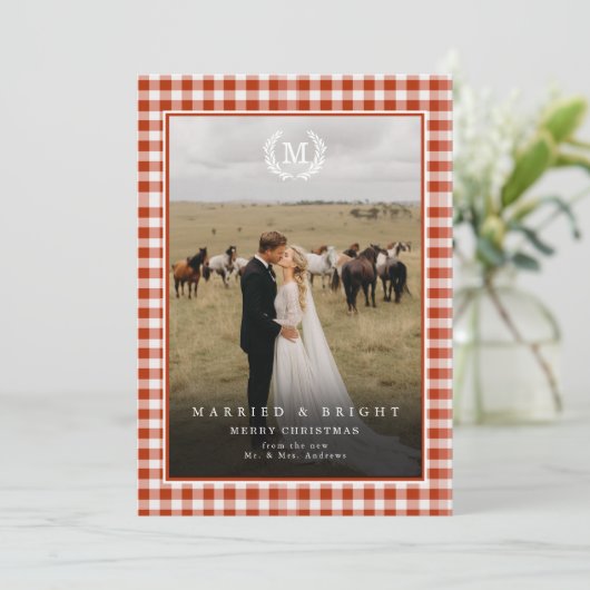 "Married & Bright" Gingham Monogram Crest 2 Photo Bedankkaart (Staand voorkant)