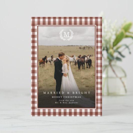 "Married & Bright" Gingham Monogram Crest 2 Photo Bedankkaart (Staand voorkant)