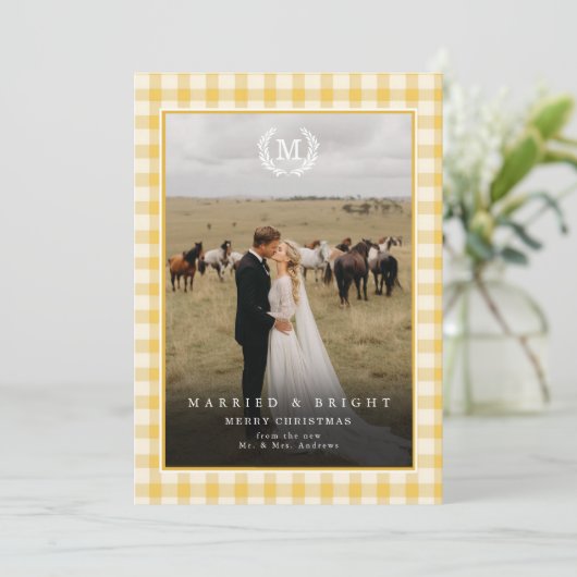 "Married & Bright" Gingham Monogram Crest 2 Photo Bedankkaart (Staand voorkant)