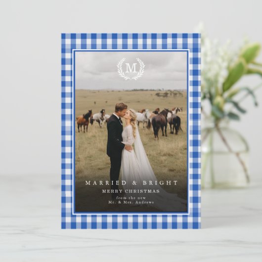 "Married & Bright" Gingham Monogram Crest 2 Photo Bedankkaart (Staand voorkant)