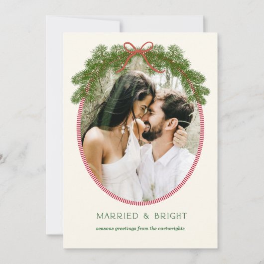 Married & Bright Newlywed Pine Wreath Photo Card Feestdagenkaart (Voorkant)