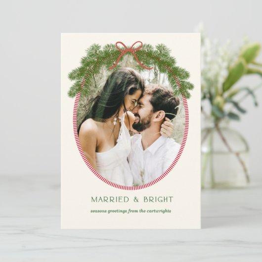 Married & Bright Newlywed Pine Wreath Photo Card Feestdagenkaart (Staand voorkant)