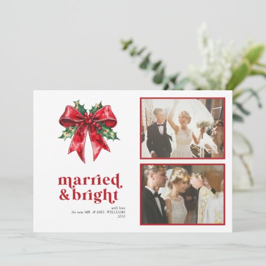 Married & Bright Red Bow Holly Pas getrouwd 2 Foto Feestdagenkaart (Staand voorkant)