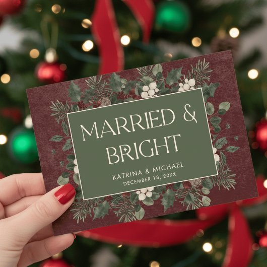 Married & Bright Winter Berries & Pine Burgundy Feestdagenkaart
