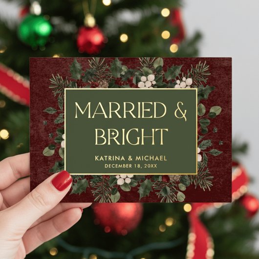 Married & Bright Winter Berries & Pine Burgundy Folie Feestdagenkaart