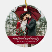 Married en Merry Wedding Calligraphy Burgundy Keramisch Ornament (Voorkant)