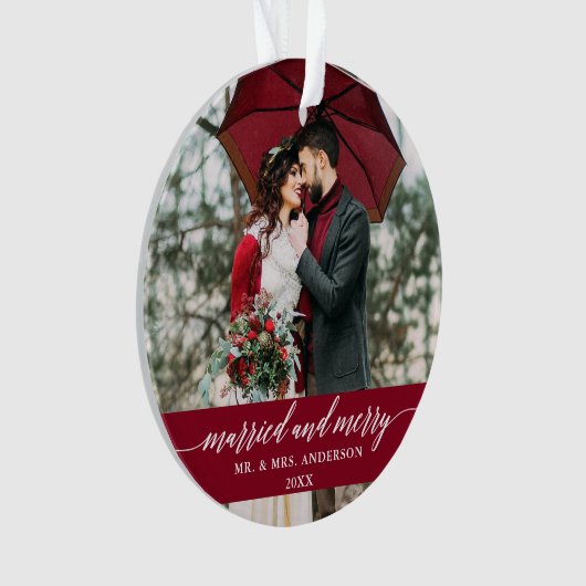 Married en Merry Wedding Calligraphy Burgundy Ornament (voorkant)