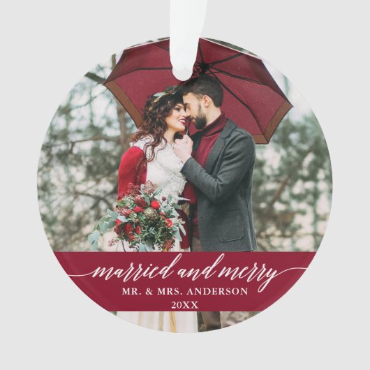 Married en Merry Wedding Calligraphy Burgundy Ornament (voorkant)