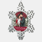 Married en Merry Wedding Calligraphy Burgundy Tin Sneeuwvlok Ornament (Rechts)