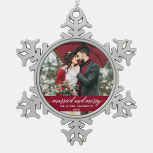 Married en Merry Wedding Calligraphy Burgundy Tin Sneeuwvlok Ornament