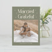 Married & Grateful Wedding Photo Sage Green Bedankkaart (Staand voorkant)