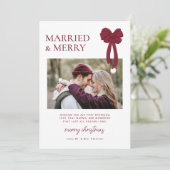 Married & Merry Burgundy Bow Photo Newlyweds Feestdagenkaart (Staand voorkant)
