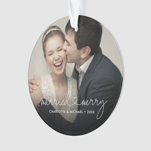 Married & Merry Heart Script Modern Custom Wedding Ornament (voorkant)