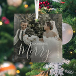 Married & Merry Modern Mr & Mrs Foto Glas Ornament<br><div class="desc">Getrouwde en vrolijke paren kerstversiering. Een modern ontwerp met een volledig fotoontwerp. Pas met uw speciale foto, jaar, en naam aan. "Mr & Mrs." fotobedekking in een elegante typografie. Perfect keepasesie ornament met paren die hun eerste kerstfeest samen vieren als een getrouwd stel. Foto Tip: als u het afbeelding opnieuw...</div>
