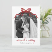 Married & Merry Red Bow Arch Photo Christmas Feestdagenkaart (Staand voorkant)