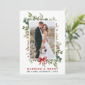 Married & Merry Watercolor Greenery Red Bow Feestdagenkaart (Staand voorkant)