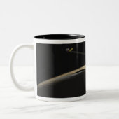 Mars Odyssey ruimteschip boven marszee Tweekleurige Koffiemok (Links)