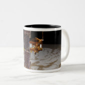 Mars Odyssey ruimtevaartuig Tweekleurige Koffiemok (Voorkant rechts)
