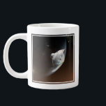 Mars Science Laboratory Aeroshell Capsule 2 Grote Koffiekop<br><div class="desc">Artistiek concept dat de interactie van Mars Science Laboratory ruimtesonde met de bovenste atmosfeer van Mars tijdens de binnenkomst, afdaling en landing van de Curiosity rover op het Marsoppervlak weergeeft. In deze scène vertraagt de wrijving met de atmosfeer van Mars de afdaling van het ruimtevaartuig en verwarmt het zijn hitteschild....</div>