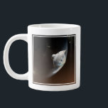 Mars Science Laboratory Aeroshell Capsule 2 Grote Koffiekop<br><div class="desc">Artistiek concept dat de interactie van Mars Science Laboratory ruimtesonde met de bovenste atmosfeer van Mars tijdens de binnenkomst, afdaling en landing van de Curiosity rover op het Marsoppervlak weergeeft. In deze scène vertraagt de wrijving met de atmosfeer van Mars de afdaling van het ruimtevaartuig en verwarmt het zijn hitteschild....</div>