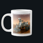 Mars Science Laboratory Curiosity Rover. 4 Grote Koffiekop<br><div class="desc">Cadeau Artistiek concept van Mars Science Laboratory Curiosity rover, een mobiele robot voor het onderzoeken van Mars' vermogen om microbieel leven op peil te houden. In dit afbeelding onderzoekt de rover een rots op Mars met een set gereedschappen aan het uiteinde van de arm van de rover, die ongeveer 7...</div>