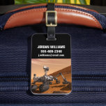 Mars Science Laboratory Curiosity Rover. Bagagelabel<br><div class="desc">Het concept van Mars Science Laboratory Curiosity rover is een mobiele robot die het cadeau van Mars onderzoekt. In dit afbeelding onderzoekt de rover een rots op Mars met een set gereedschappen aan het uiteinde van de arm van de rover, die ongeveer 7 voet uitstrekt. Twee instrumenten op de arm...</div>
