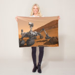 Mars Science Laboratory Curiosity Rover. Fleece Deken<br><div class="desc">Het concept van Mars Science Laboratory Curiosity rover is een mobiele robot die het cadeau van Mars onderzoekt. In dit afbeelding onderzoekt de rover een rots op Mars met een set gereedschappen aan het uiteinde van de arm van de rover, die ongeveer 7 voet uitstrekt. Twee instrumenten op de arm...</div>
