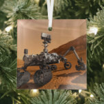 Mars Science Laboratory Curiosity Rover. Glas Ornament<br><div class="desc">Het concept van Mars Science Laboratory Curiosity rover is een mobiele robot die het cadeau van Mars onderzoekt. In dit afbeelding onderzoekt de rover een rots op Mars met een set gereedschappen aan het uiteinde van de arm van de rover, die ongeveer 7 voet uitstrekt. Twee instrumenten op de arm...</div>