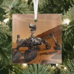 Mars Science Laboratory Curiosity Rover. Glas Ornament<br><div class="desc">Het concept van Mars Science Laboratory Curiosity rover is een mobiele robot die het cadeau van Mars onderzoekt. In dit afbeelding onderzoekt de rover een rots op Mars met een set gereedschappen aan het uiteinde van de arm van de rover, die ongeveer 7 voet uitstrekt. Twee instrumenten op de arm...</div>