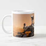 Mars Science Laboratory Curiosity Rover. Grote Koffiekop<br><div class="desc">Het concept van Mars Science Laboratory Curiosity rover is een mobiele robot die het cadeau van Mars onderzoekt. In dit afbeelding onderzoekt de rover een rots op Mars met een set gereedschappen aan het uiteinde van de arm van de rover, die ongeveer 7 voet uitstrekt. Twee instrumenten op de arm...</div>