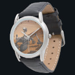 Mars Science Laboratory Curiosity Rover. Horloge<br><div class="desc">Het concept van Mars Science Laboratory Curiosity rover is een mobiele robot die het cadeau van Mars onderzoekt. In dit afbeelding onderzoekt de rover een rots op Mars met een set gereedschappen aan het uiteinde van de arm van de rover, die ongeveer 7 voet uitstrekt. Twee instrumenten op de arm...</div>
