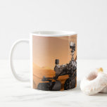 Mars Science Laboratory Curiosity Rover. Koffiemok<br><div class="desc">Het concept van Mars Science Laboratory Curiosity rover is een mobiele robot die het cadeau van Mars onderzoekt. In dit afbeelding onderzoekt de rover een rots op Mars met een set gereedschappen aan het uiteinde van de arm van de rover, die ongeveer 7 voet uitstrekt. Twee instrumenten op de arm...</div>