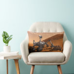 Mars Science Laboratory Curiosity Rover. Kussen<br><div class="desc">Het concept van Mars Science Laboratory Curiosity rover is een mobiele robot die het cadeau van Mars onderzoekt. In dit afbeelding onderzoekt de rover een rots op Mars met een set gereedschappen aan het uiteinde van de arm van de rover, die ongeveer 7 voet uitstrekt. Twee instrumenten op de arm...</div>