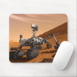 Mars Science Laboratory Curiosity Rover. Muismat<br><div class="desc">Het concept van Mars Science Laboratory Curiosity rover is een mobiele robot die het cadeau van Mars onderzoekt. In dit afbeelding onderzoekt de rover een rots op Mars met een set gereedschappen aan het uiteinde van de arm van de rover, die ongeveer 7 voet uitstrekt. Twee instrumenten op de arm...</div>