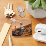 Mars Science Laboratory Curiosity Rover. Sleutelhanger<br><div class="desc">Het concept van Mars Science Laboratory Curiosity rover is een mobiele robot die het cadeau van Mars onderzoekt. In dit afbeelding onderzoekt de rover een rots op Mars met een set gereedschappen aan het uiteinde van de arm van de rover, die ongeveer 7 voet uitstrekt. Twee instrumenten op de arm...</div>