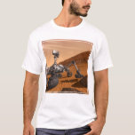 Mars Science Laboratory Curiosity Rover. T-shirt<br><div class="desc">Het concept van Mars Science Laboratory Curiosity rover is een mobiele robot die het cadeau van Mars onderzoekt. In dit afbeelding onderzoekt de rover een rots op Mars met een set gereedschappen aan het uiteinde van de arm van de rover, die ongeveer 7 voet uitstrekt. Twee instrumenten op de arm...</div>