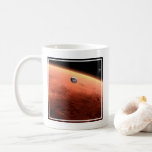 Mars Science Laboratory nadert Mars. Koffiemok<br><div class="desc">Artistiek concept van Mars Science Laboratory ruimtesonde nadert Mars. De Curiosity rover is veilig verstopt in de aeroshell van het ruimtevaartuig.</div>