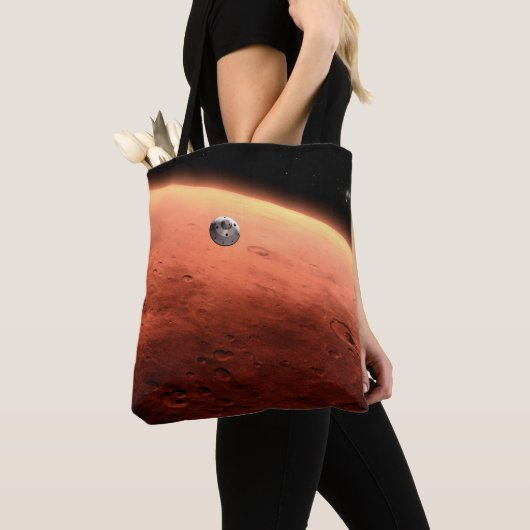 Mars Science Laboratory nadert Mars. Tote Bag (Dichtbij)