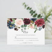 Marsala Burgundy Floral Modern Spring Wedding RSVP Kaartje (Staand voorkant)