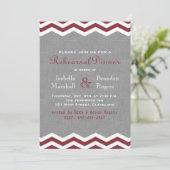 Marsala Chevrons on Grey Rehearsal Dinner Invite Kaart (Staand voorkant)