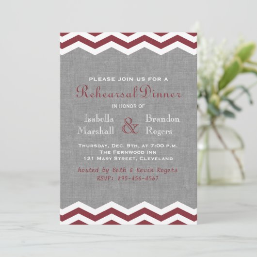 Marsala Chevrons on Grey Rehearsal Dinner Invite Kaart (Staand voorkant)