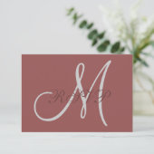 Marsala Elegant Wedding RSVP Card met Monogram (Staand voorkant)