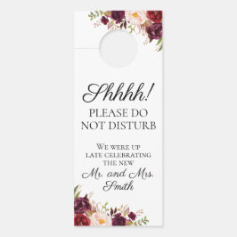 Marsala en roze bloemenbruiloft deur hangers