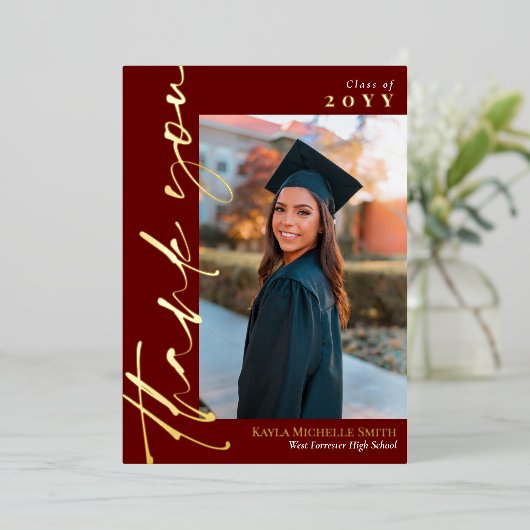 Marsala Gold Script Photo Afstuderen Hartelijk dan Folie Uitnodiging (Staand Voorkant)