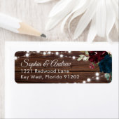 Marsala & Navy Bloemen Bruiloft op Rustieke Houten Etiket (Insitu)