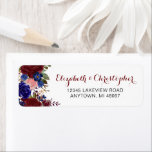 Marsala Navy Specialized Floral Return Address Etiket<br><div class="desc">Een marsala en een blauw marineschema versieren dit label van het trouwadres. De namen van de bruid en van de groom verschijnen in elegant marsala manuscriptdoopvont,  met het adres hieronder in zwarte sans serif.</div>
