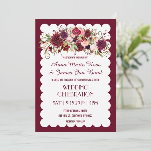 Marsala Red Burgundy Floral Chic Wedding Invite Kaart (Staand voorkant)